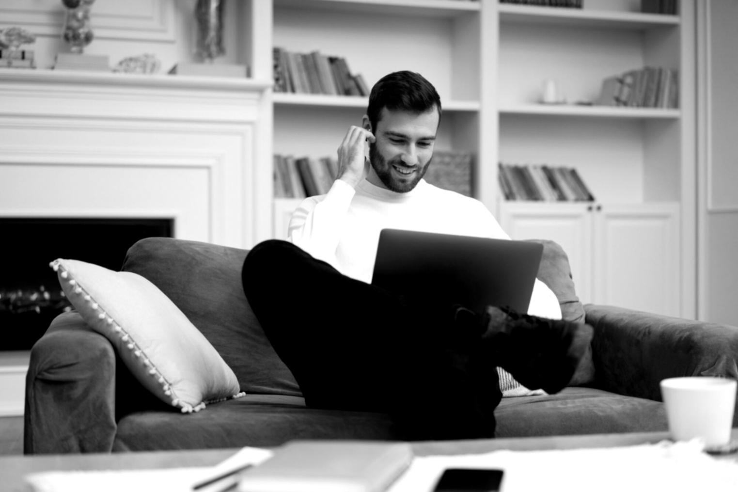 Étudiants analysant des données financières lors d'une session d'apprentissage collaborative